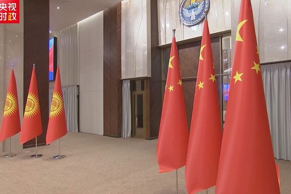 Xi Jinping, Kırgızistan Cumhurbaşkanı Sadır Caparov ile görüştü<