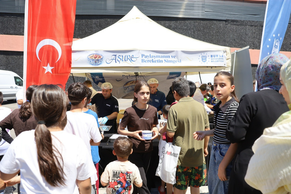 Bursa’da 17 ilçede aşure ikramı sürüyor<