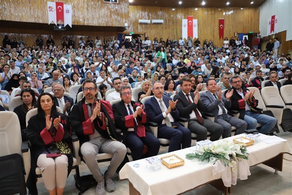 Fırat Üniversitesi’nde mezuniyet coşkusu <