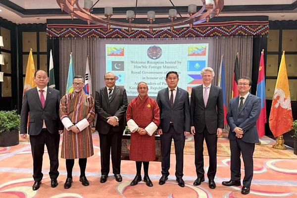 Kazakistan Büyükelçisi Yeskarayev, Butan Kralı'na güven mektubunu sundu<
