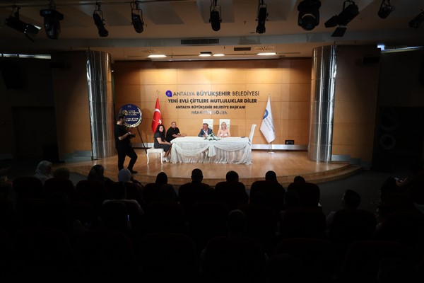 Antalya Büyükşehir Belediyesi nikah salonunda 5 Mayıs yoğunluğu <