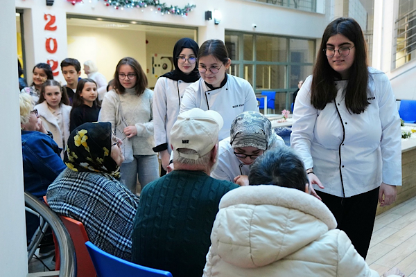 Beylikdüzü’nde öğrencilerden yeni yıl öncesi huzurevine ziyaret<