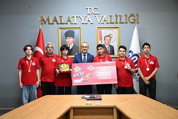 TEKNOFEST 2025 şampiyonları Vali Yavuz'u ziyaret etti