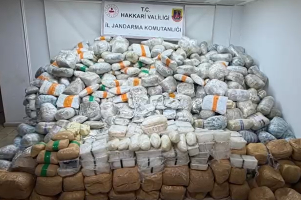 Hakkari’de 860 kilogram uyuşturucu ele geçirildi <
