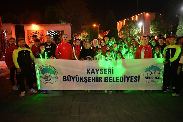 Başkan Büyükkılıç, 19 Mayıs Fener Alayı'na katıldı<