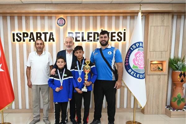 Başdeğirmen, başarılı güreşçileri kabul etti