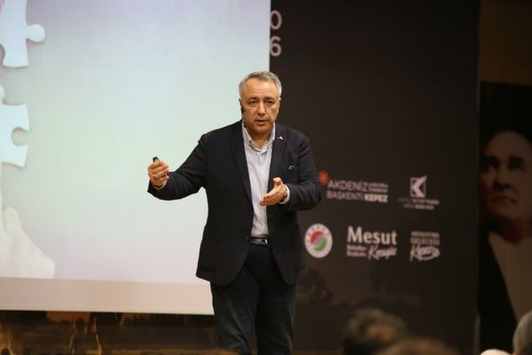 Kepez Kitap Fuarı’nda “İnsanı Okuma Sanatı” söyleşisi yapıldı<