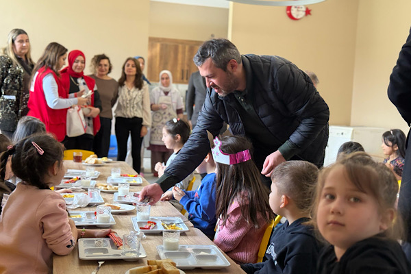 Başkan Çetinkaya,  Melike Yeşilyurt Anaokulu’nu ziyaret etti<