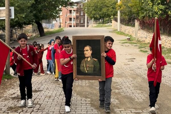 Siirt’te 450 öğrenci jandarmayla Cumhuriyet Bayramı’nı kutladı<