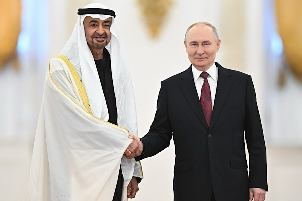 Putin ve Al Nahyan Kremlin’de bir araya geldi<