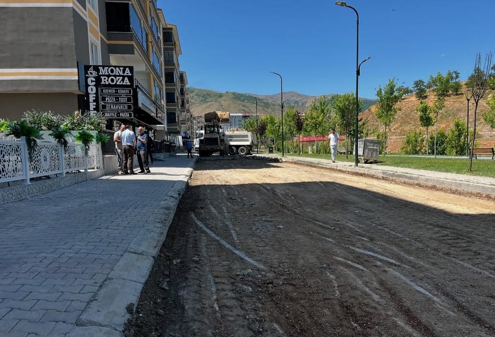 Muş Belediyesi, Kafeler Sokağı’nda yeni yol çalışmasına başladı