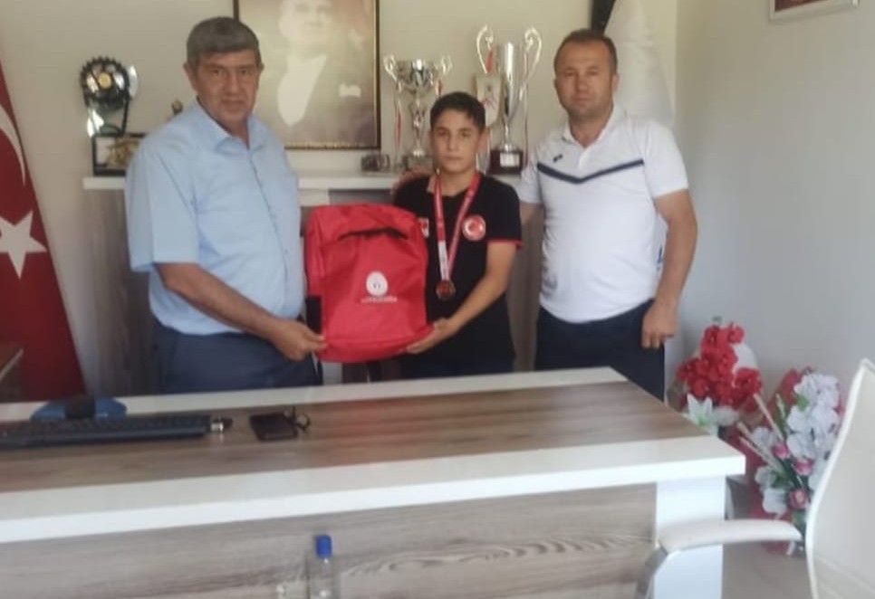 Pasinlerli güreşçi Serdar Zorlu uluslararası turnuvada şampiyon oldu<
