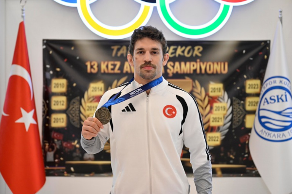 ASKİ sporlu milli güreşçi Yüksel Sarıçiçek Dünya Şampiyonasında ikinci oldu 