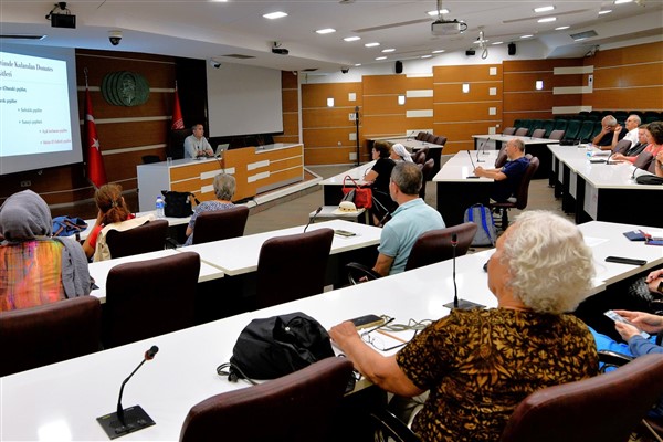Bornova'da sebzeciliğin temelleri bilimsel yöntemlerle anlatıldı