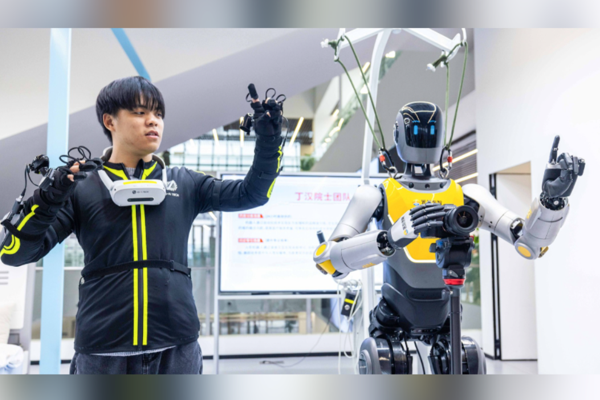 Xi’den geleceğin endüstrilerinde atılım çağrısı<