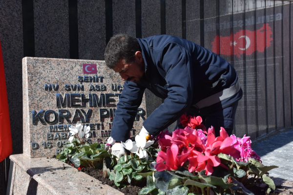 Gemlik’teki şehitlikte bakım çalışması yapıldı<