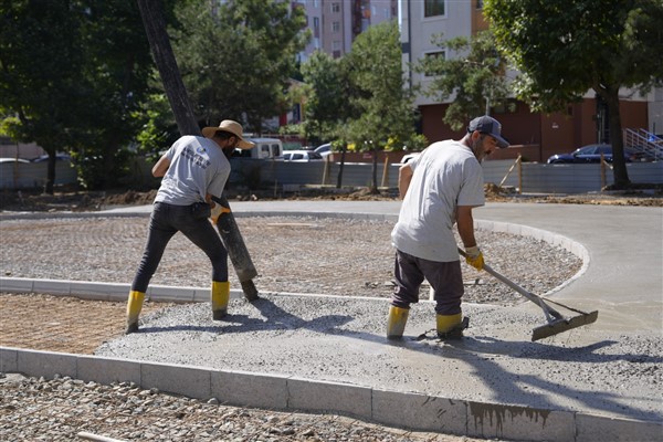 Kartal'da park yenileme ve yeni yeşil alan çalışmaları sürüyor<
