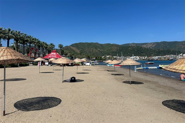 Marmaris'te halk plajlarını yeni sezona hazırlıyor<