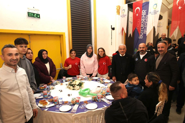 Perşembe'de iftar sofrası kuruldu<