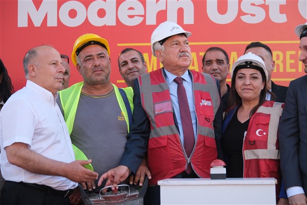 Adana’da yürüyen merdivenli yaya üst geçidinin temeli atıldı<