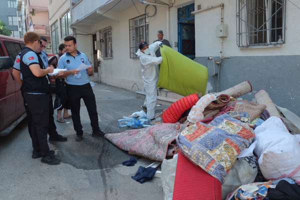 Yıldırım’da çöp ev temizlendi: Evden 5 ton atık çıkarıldı<