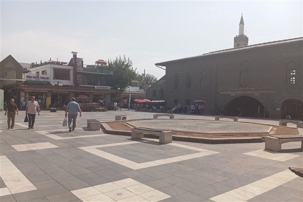 Diyarbakır'da sıcak havadan cadde ve sokaklar boş kaldı