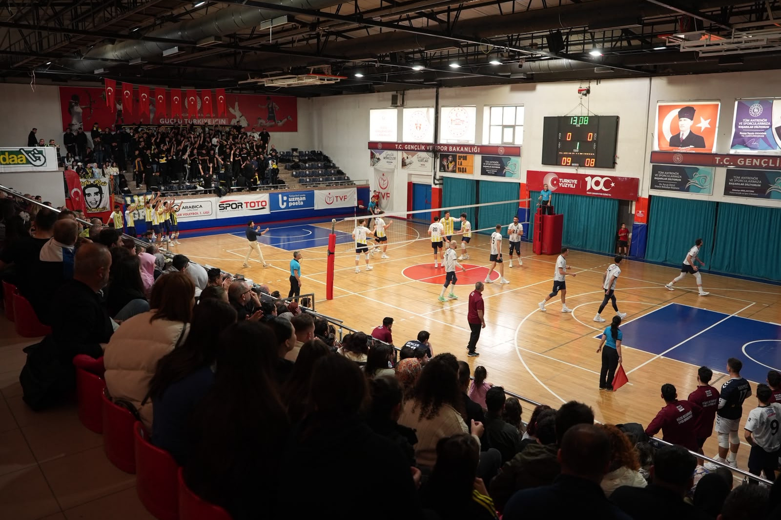 Düzce Belediyespor Erkek Voleybol Takımı, Fenerbahçe Medicana'yı 3-0 mağlup etti<