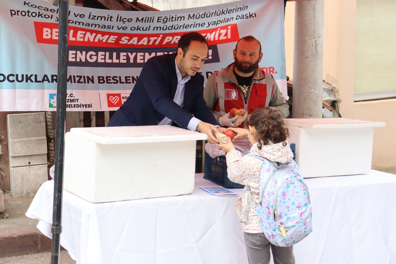 İzmit Belediyesi, çocuklara beslenme dağıtmaya devam ediyor<