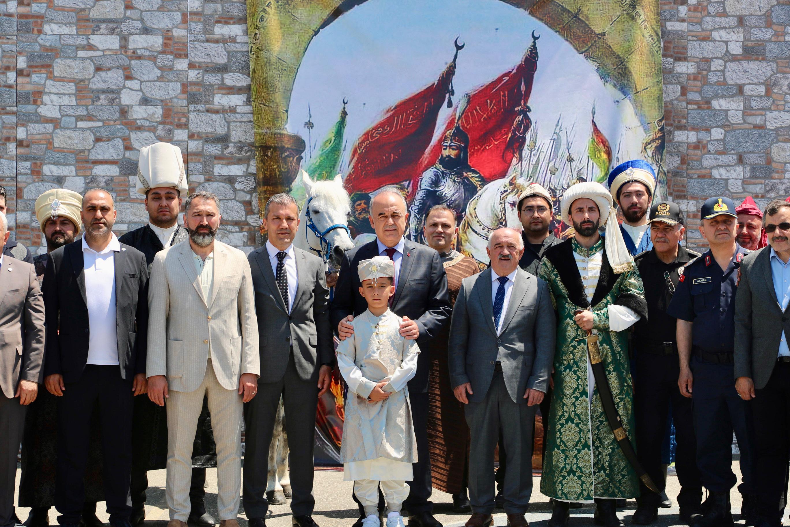 Vali Erol, İstanbul’un Fethinin 572. yıl dönümü nedeniyle düzenlenen programa katıldı<