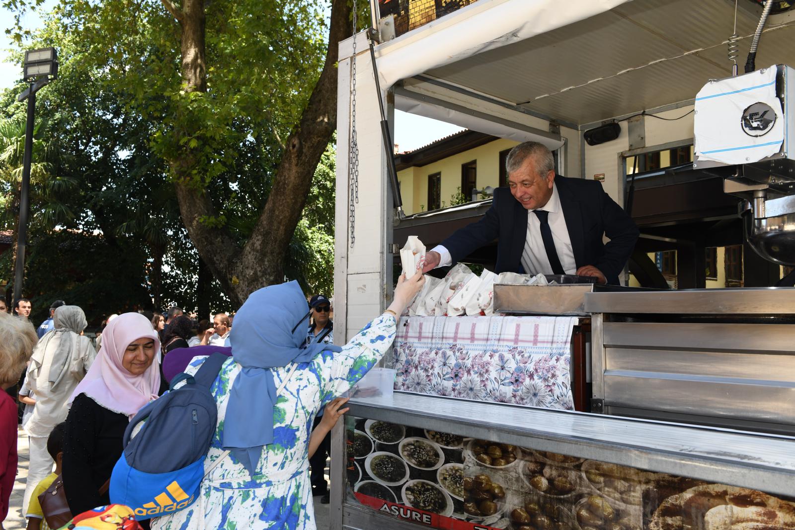 Osmangazi’de 15 Temmuz şehitleri için lokma ikramı yapıldı<