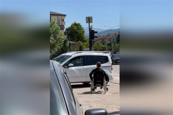 İnegöl'de engelli bireylerin trafikte yaşadığı zorluklara dikkat çekildi<