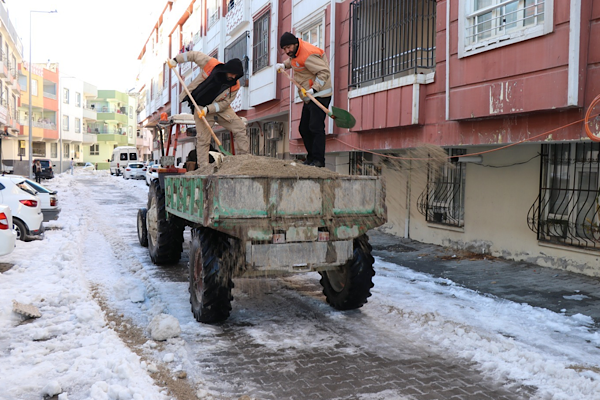 Haliliye’de karla mücadele çalışmaları sürdürülüyor<
