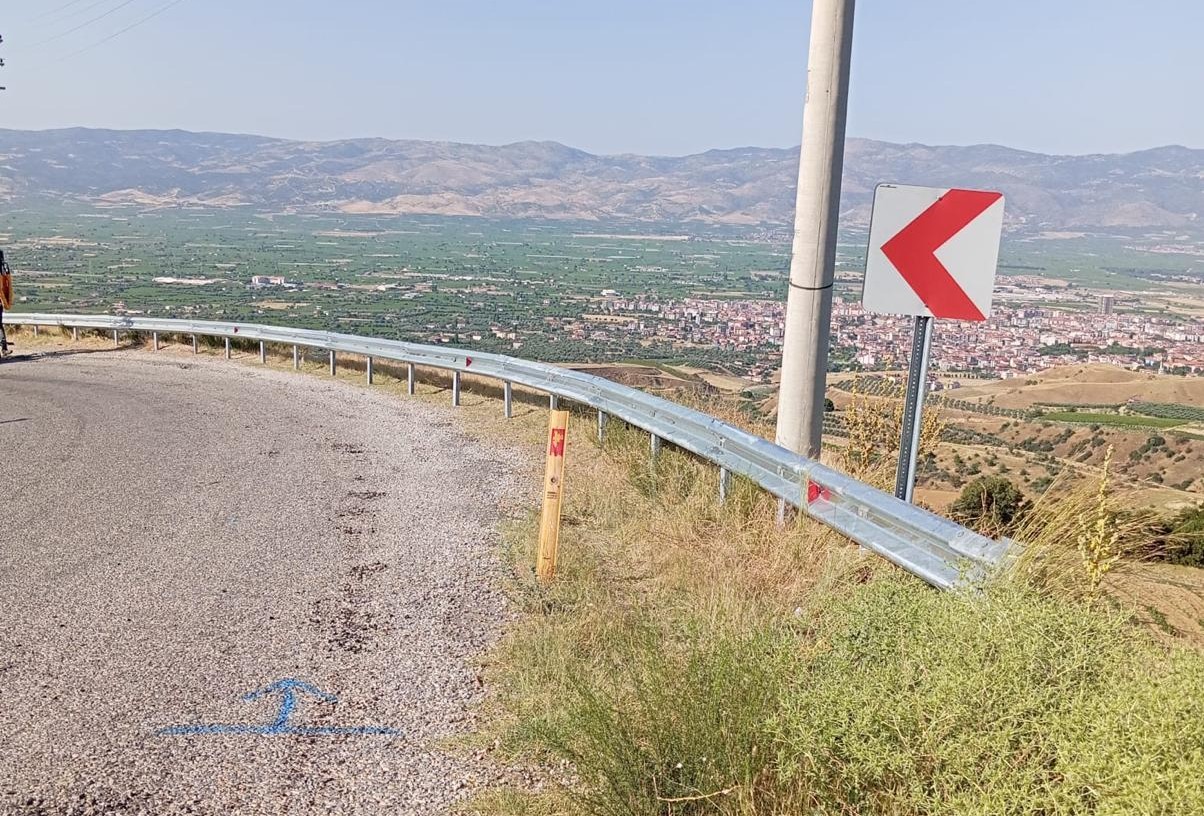 Manisa Büyükşehir Belediyesi'nden yol güvenliği için otokorkuluk çalışması<