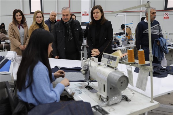 Eş Başkanlar Bucak ve Hatun, Tekstil OSB'de çalışanları ziyaret etti<