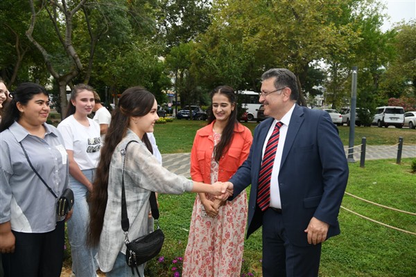 Başkan Genç, Özbek öğrencilerle bir araya geldi<