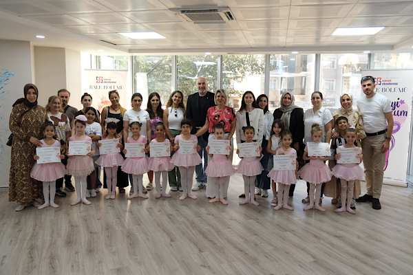 Minik balerinler katılım belgelerini aldı<
