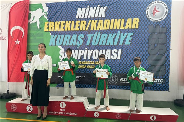 Trabzon Büyükşehir Belediyespor sporcularından madalya<