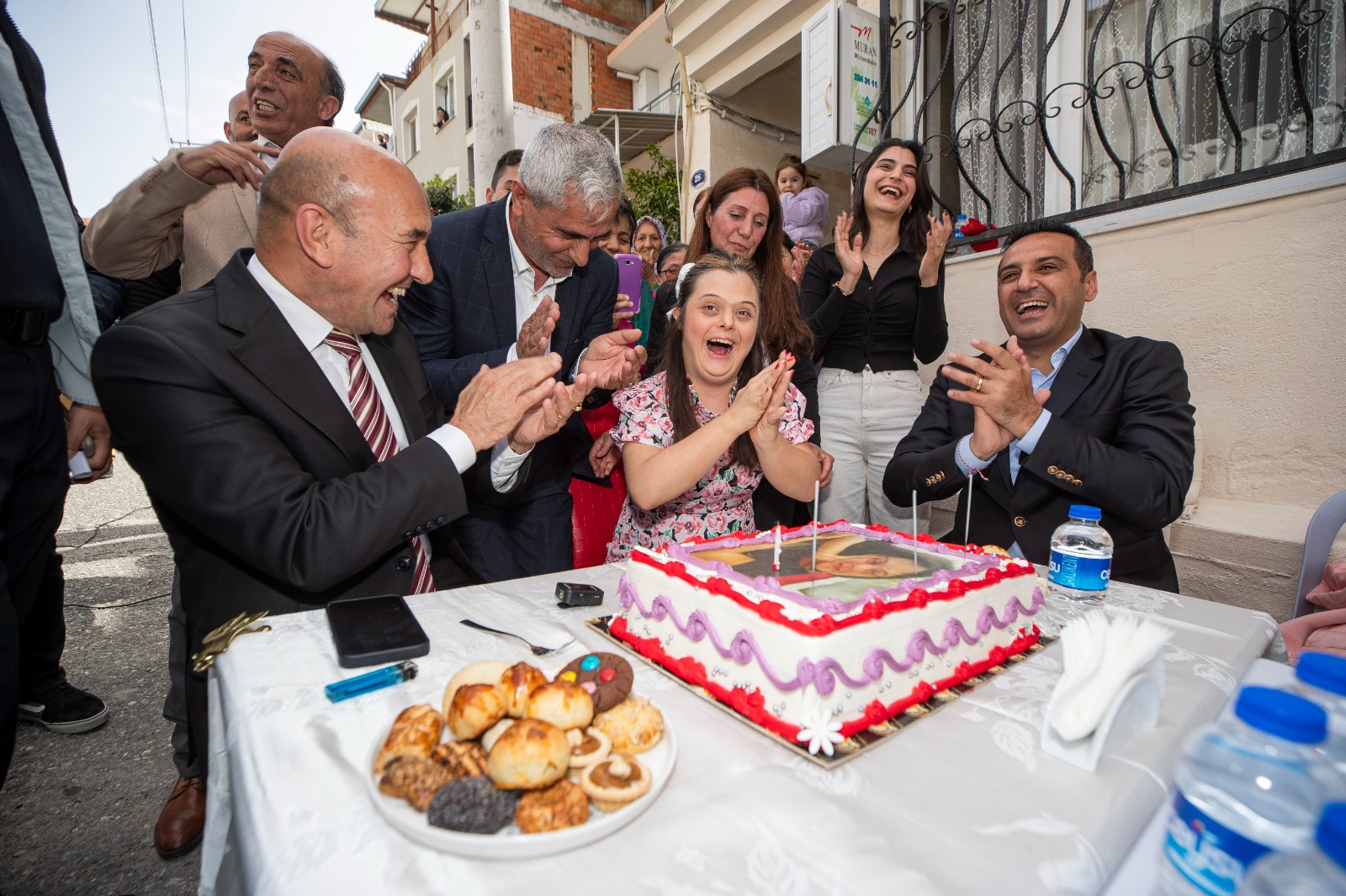 Başkan Soyer'den down sendromlu gence doğum günü sürprizi<