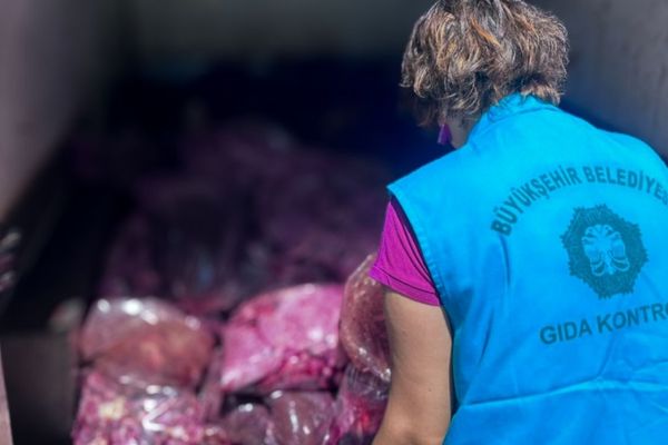 Halk sağlığını tehdit eden 3 ton sakatata el konuldu<