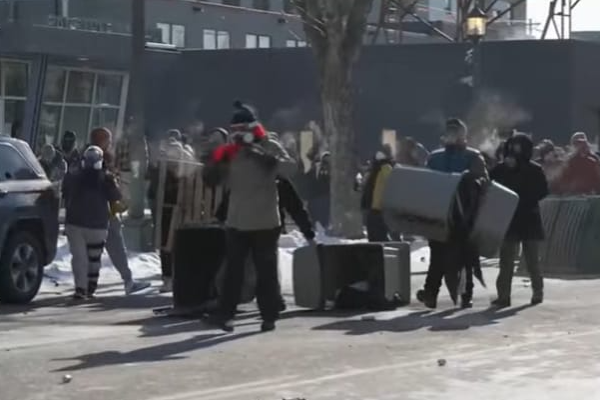Minneapolis'te federal ajanlar tarafından vurulan bir kişi öldü<