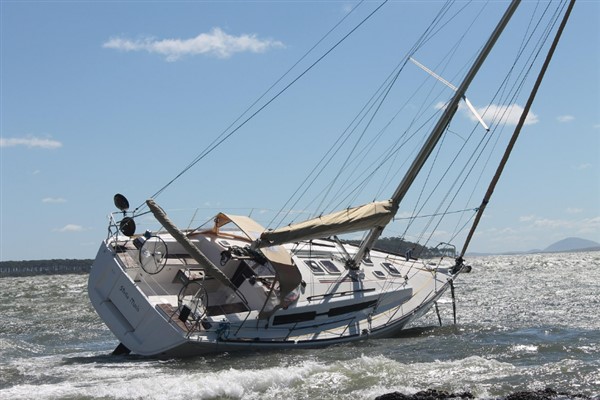 Fethiye açıklarında sürüklenen tekne emniyetle limana çekildi