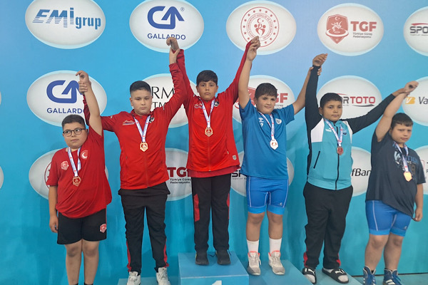Düzce Belediyesi Spor Akademisi sporcuları Ankara’da madalyalar kazandı<