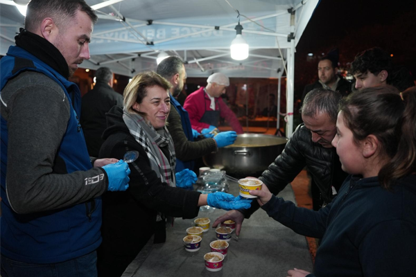 Düzce'de vatandaşlara helva ikramı yapıldı<