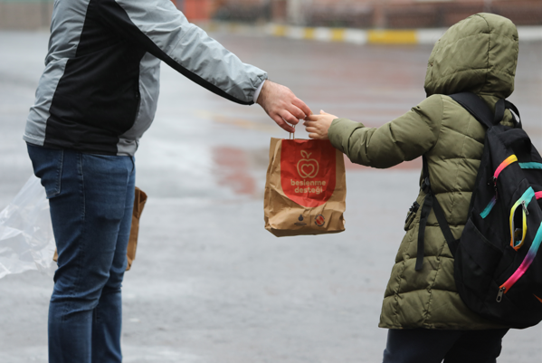 İBB, öğrencilere yönelik desteklerini sürdürüyor