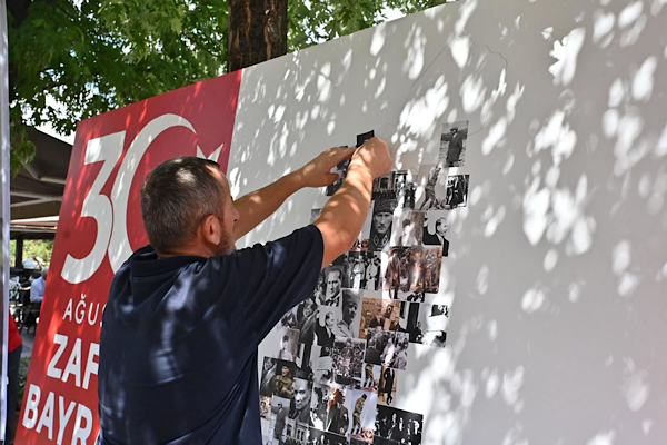 Bursalılar, 30 Ağustos’ta Atatürk portresi oluşturdu<