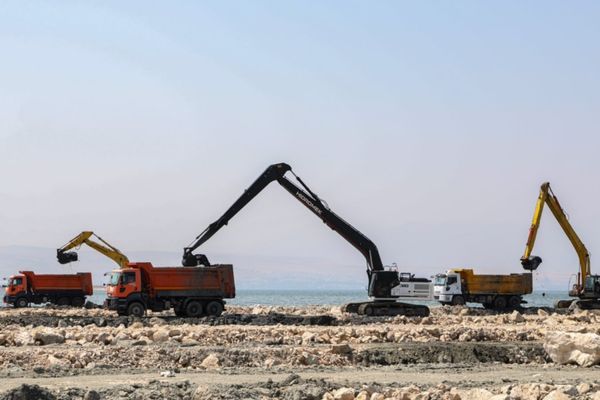 Van Gölü’nde dip çamuru temizliği sürüyor<