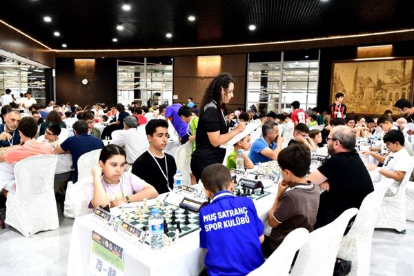Uluslararası Altın Kayısı Satranç Turnuvası sürüyor