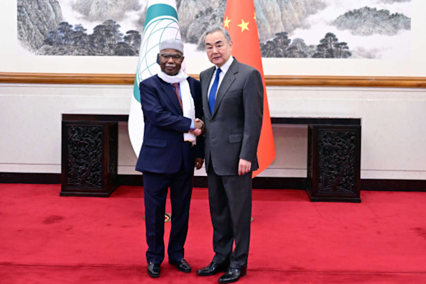 Dışişleri Bakanı Wang, İİT Genel Sekreteri Taha ile görüştü<