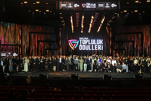 Konya’da Gençlik Meclisi Topluluk Ödülleri verildi<