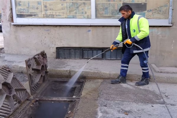 Bursa Büyükşehir Belediyesi, ızgara ve rögar temizliklerine devam ediyor